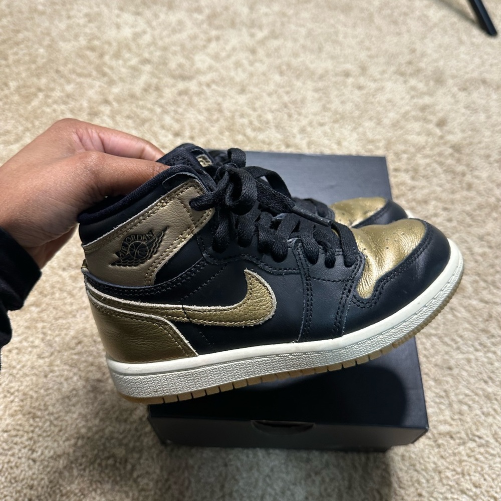 12 Jordan 1s
